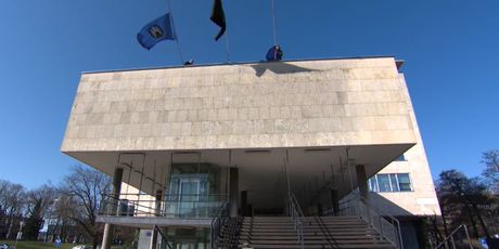 Crna zastava na zgradi gradskog poglavarstva