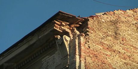 Zgrada oštećena u potresu - 6