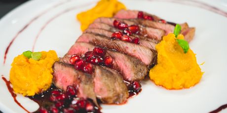 Ramstek s pirem od batata i umakom od nara