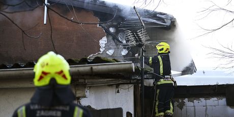 Vatrogasci gase požar u kući na Miramarskoj cesti - 19