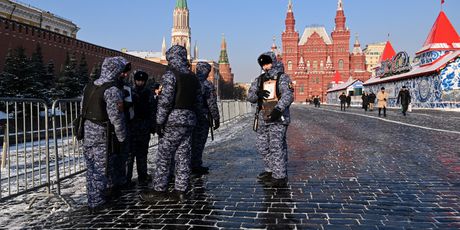 Ruska nacionalna garda čuva Crveni trg tijekom obraćanja Vladimira Putina