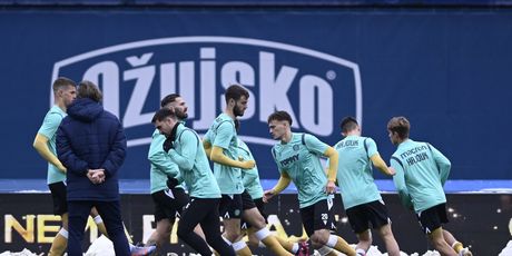 Igrači Hajduka na zagrijavanju