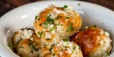 Peciva garlic knots s češnjakom i sirom