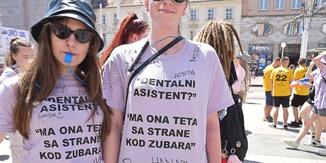 Dentalni asistent? Ma ona teta sa strane kod zubara