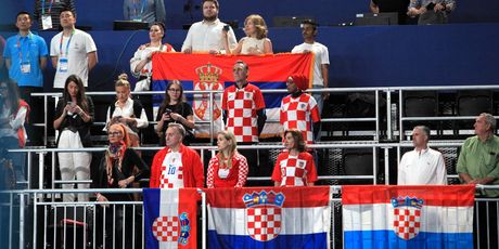 Pomiješani navijači na tribinama - 1
