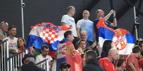 Pomiješani navijači na tribinama - 2