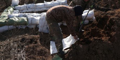 Ukrajinski vojnici grade utvrdu nedaleko od Avdiivke