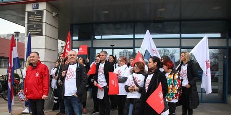 Okupljanje sindikata pred Ministarstvom - 2