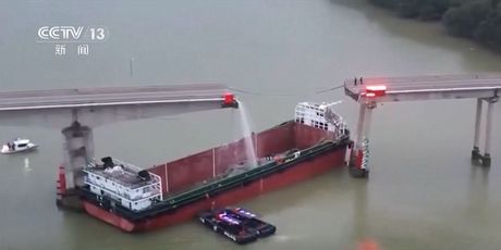 Brod se zabio u most u Kini - 2