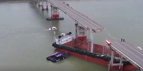Brod se zabio u most u Kini - 4
