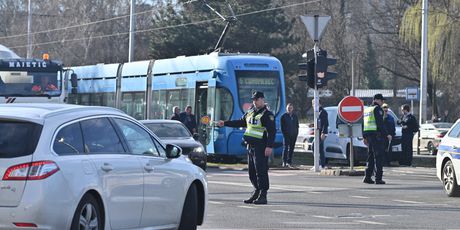 Tramvaj iskočio iz tračnica i sudario se s drugim tramvajem na križanju Vukovarske ulice i Avenije Marina Držića u Zagrebu - 1