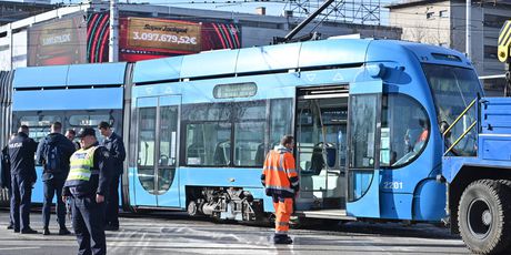 Tramvaj iskočio iz tračnica i sudario se s drugim tramvajem na križanju Vukovarske ulice i Avenije Marina Držića u Zagrebu - 2