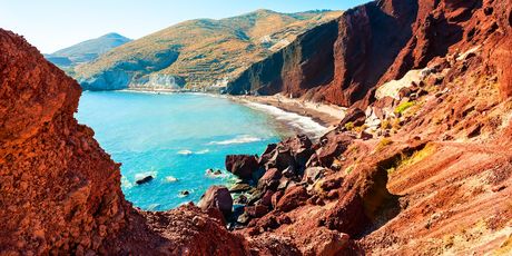 Zapanjujući krajolik Crvene plaže na Santoriniju