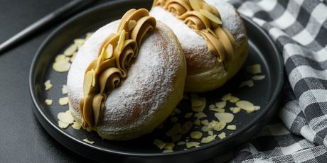 Krafna od bijele čokolade, kokosa i s tostiranim bademima