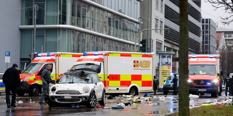 Automobil se zabio u ljude u Münchenu - 5