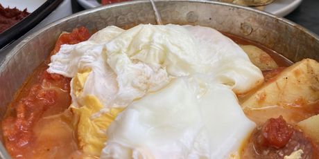 Menemen s poširanim jajima