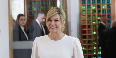 Kolinda Grabar-Kitarović u bijeloj haljini i bijelim štiklama na inauguraciji Zorana Milanovića