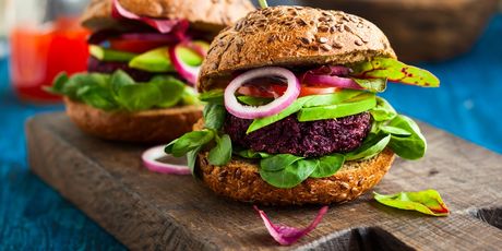 Od kvinoje i kuhanog graha napravite popečak za biljni burger