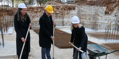 Istarski župan Boris Miletić završio u rupi na gradilištu - 4