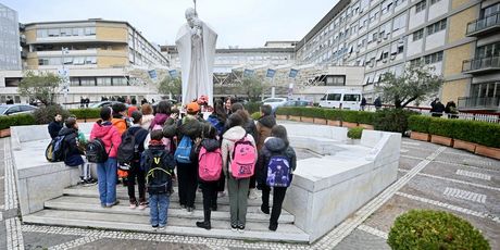 Svijeće za papu Franju ispred bolnice Gemelli