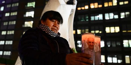 Pale se svijeće za papu ispred bolnice