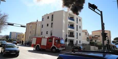 Požar na krovu zgrade u Makarskoj - 4