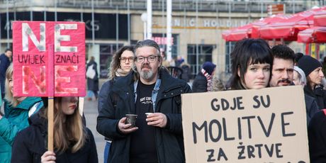 Molitelji na Trgu - 1