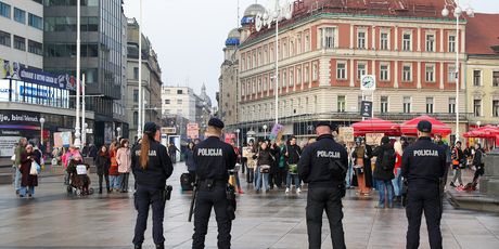 Molitelji na Trgu - 4