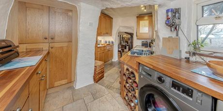 Kuhinja je opremljena modernim kućanskim pomagalima