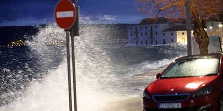 Jako jugo u Kaštel Starom podiglo more na rivu - 1