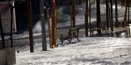 Jako jugo u Kaštel Starom podiglo more na rivu - 4