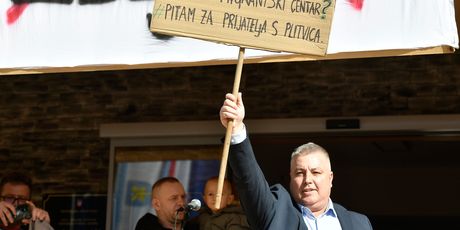 Prosvjed protiv gradnje centra za migrante