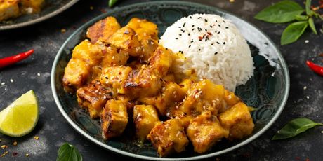 Hrskavi tofu s kuhanom rižom