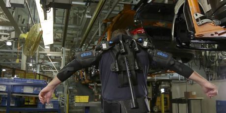 Radnici na pokretnoj traci u Fordu dobivaju ezoskeleton prsluke (Foto: Profimedia)