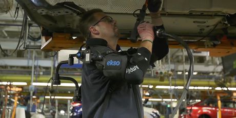 Radnici na pokretnoj traci u Fordu dobivaju ezoskeleton prsluke (Foto: Profimedia)