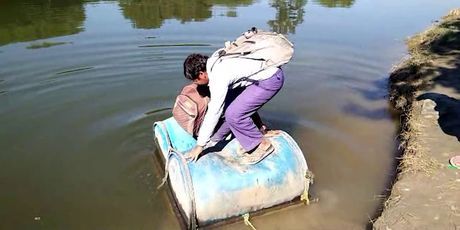 Stanovnici indijskog sela Tungni svakodnevno riskiraju život prelazeći rijeku (Foto: Profimedia)