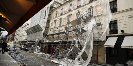 Jak vjetar srušio je skele sa pročelja zgrade u Francuskoj (Foto: AFP)