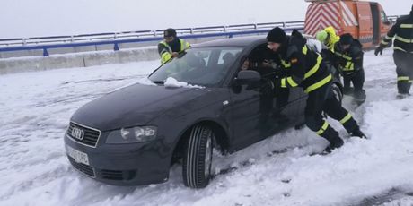 Vozači zaglavljeni na autocesti u Španjolskoj (Screenshot Reuters)