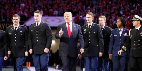 Donald Trump zaboravio riječi američke himne? (Foto: AFP)
