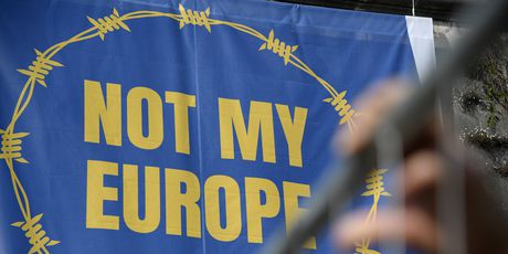 Varijanta EU zastave s bodljikavom žicom (Foto: Arhiva/AFP)