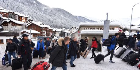 Turisti odlaze iz Zermatta (Foto: AFP)