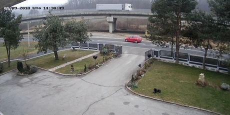 Crveni automobil unio nemir među mještane (Foto: Dnevnik.hr) - 1