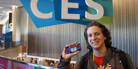 Albert Gajšak i MAKERbuino (Foto: Privatna arhiva)