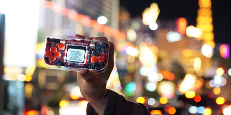 Albert Gajšak i MAKERbuino (Foto: Privatna arhiva)