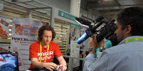 Albert Gajšak i MAKERbuino (Foto: Privatna arhiva)