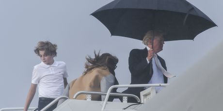 Donald Trump odlučio je kako kišobran neće podijeliti sa suprugom i sinom (Foto: AFP)