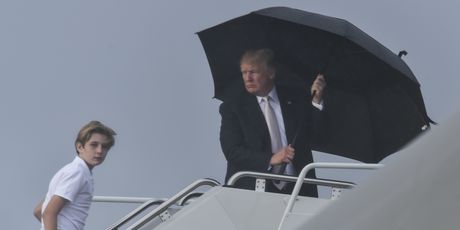Donald Trump odlučio je kako kišobran neće podijeliti sa suprugom i sinom (Foto: AFP)