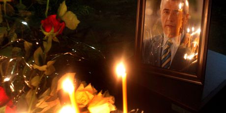 Građani odaju počast ubijenom Oliveru Ivanoviću (Foto: AFP)