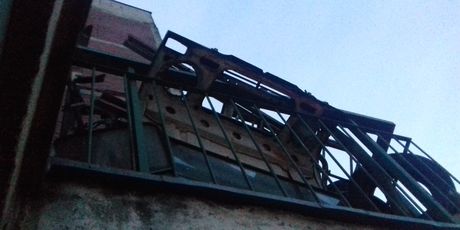 Pogled na balkon prekrcan smećem (Foto: Dnevnik.hr)