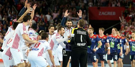 Ivan Stevanović okružen suigračima (Photo: Dalibor Urukalovic/PIXSELL)